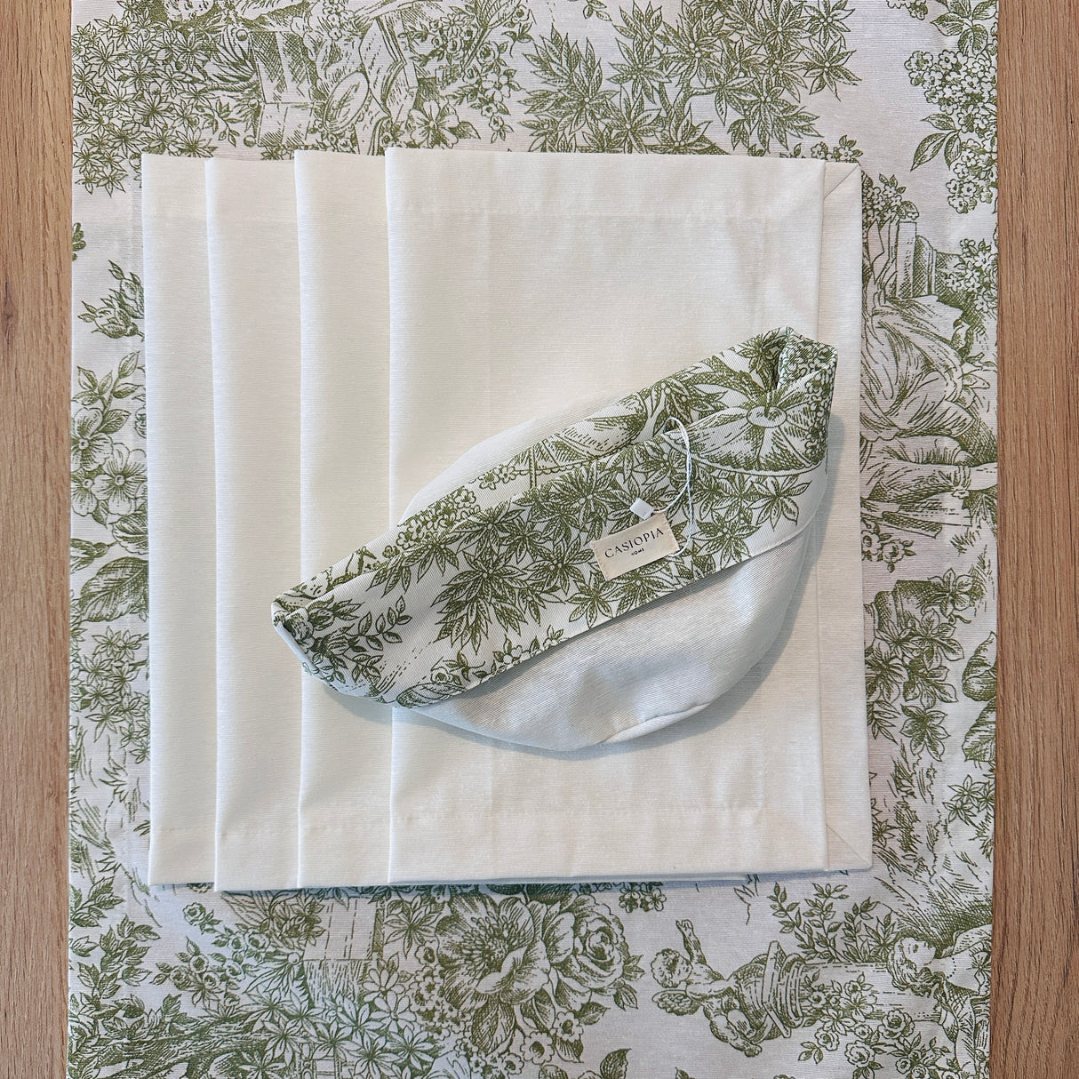 Set 4 Individuales Blancos + Camino de mesa Toile de Jouy verde + panera