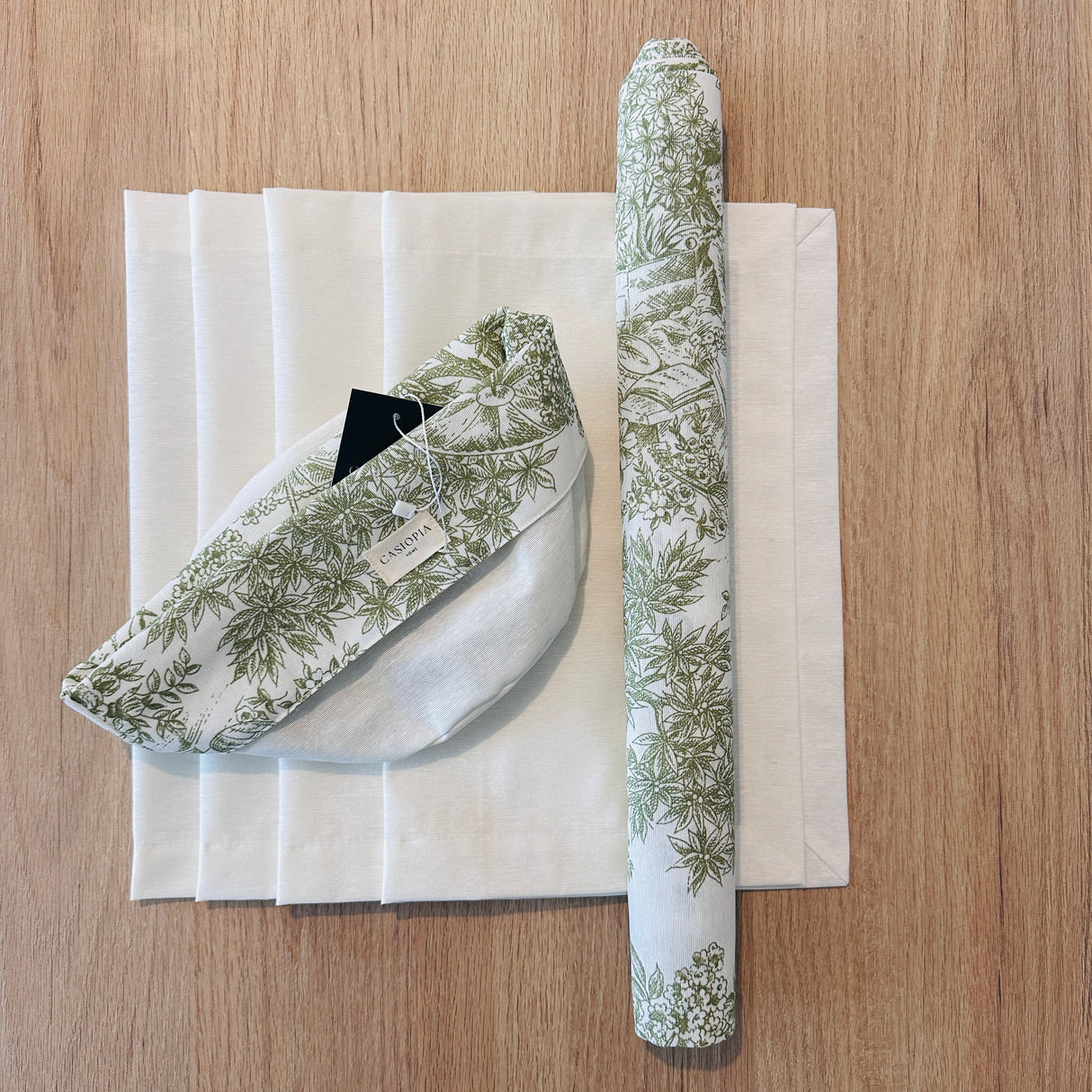 Set 4 Individuales Blancos + Camino de mesa Toile de Jouy verde + panera