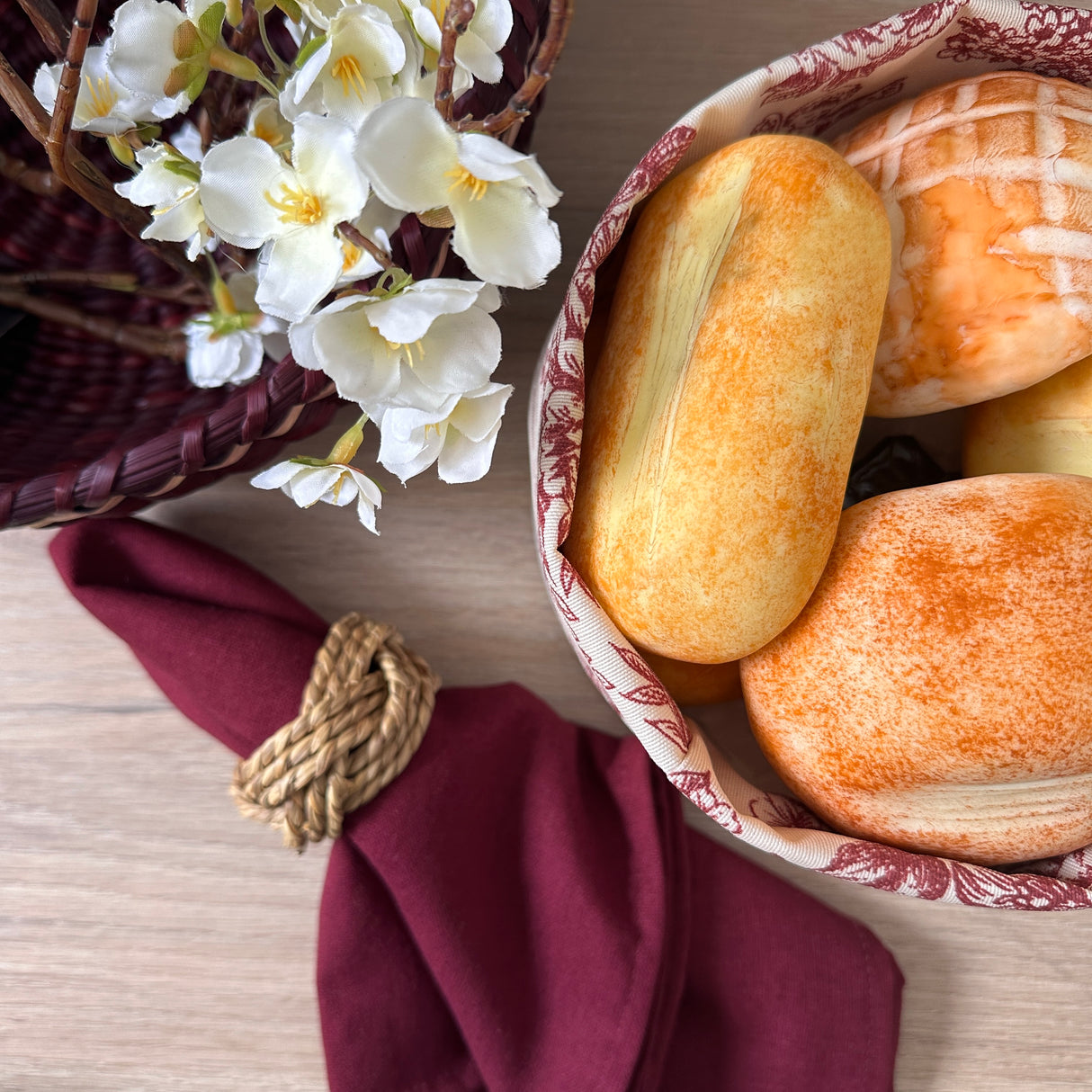 Set 4 Individuales Toile de Jouy granate + Camino de mesa Hueso + 4 servilletas granate + Panera