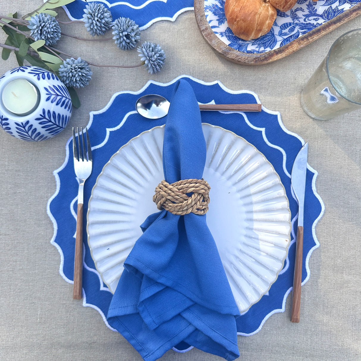 Individual antimanchas redondo bordado ondas azul y blanco