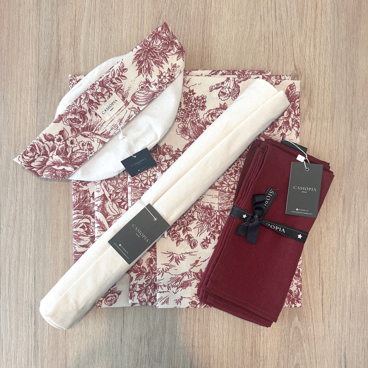 Set 4 Individuales Toile de Jouy granate + Camino de mesa Hueso + 4 servilletas granate + Panera