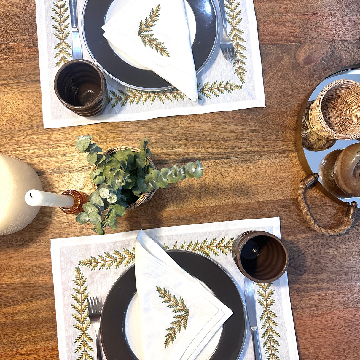 Individual antimanchas + servilleta lino bordado hojas