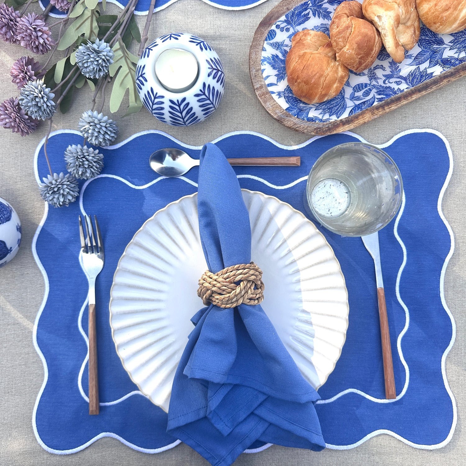 Individual antimanchas rectangular bordado ondas azul y blanco