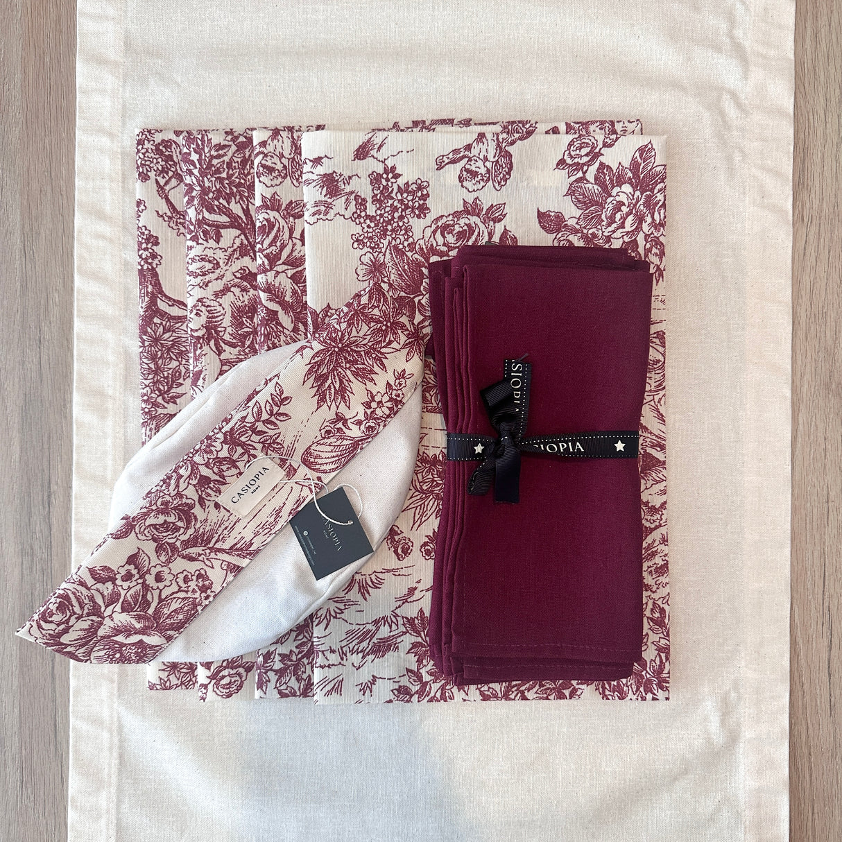 Set 4 Individuales Toile de Jouy granate + Camino de mesa Hueso + 4 servilletas granate + Panera