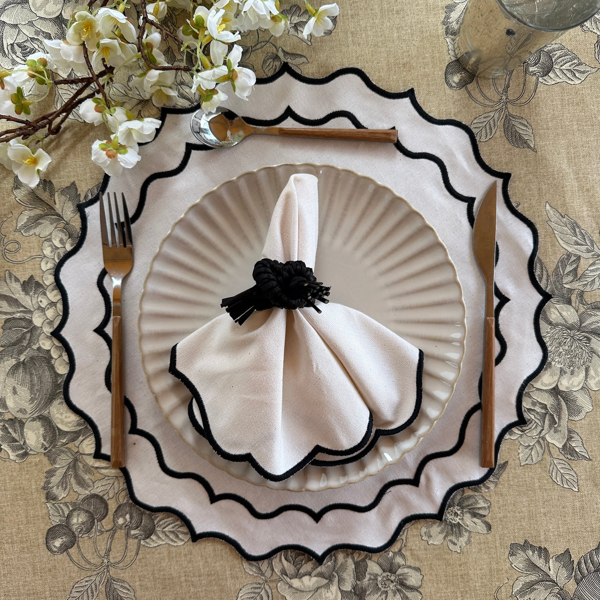 Servilleta algodón hueso bordado ondas negro