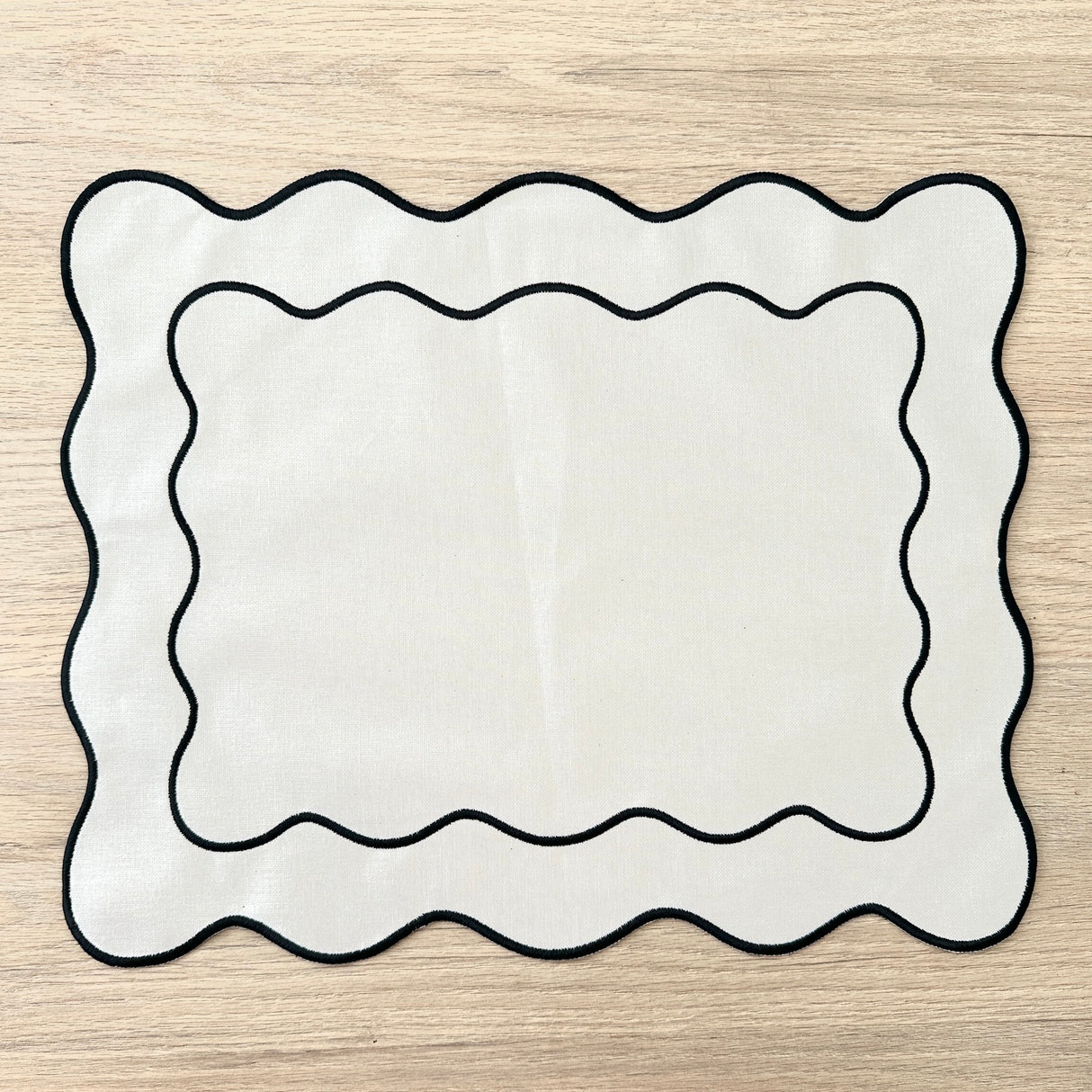 Individual antimanchas hueso bordado ondas negro