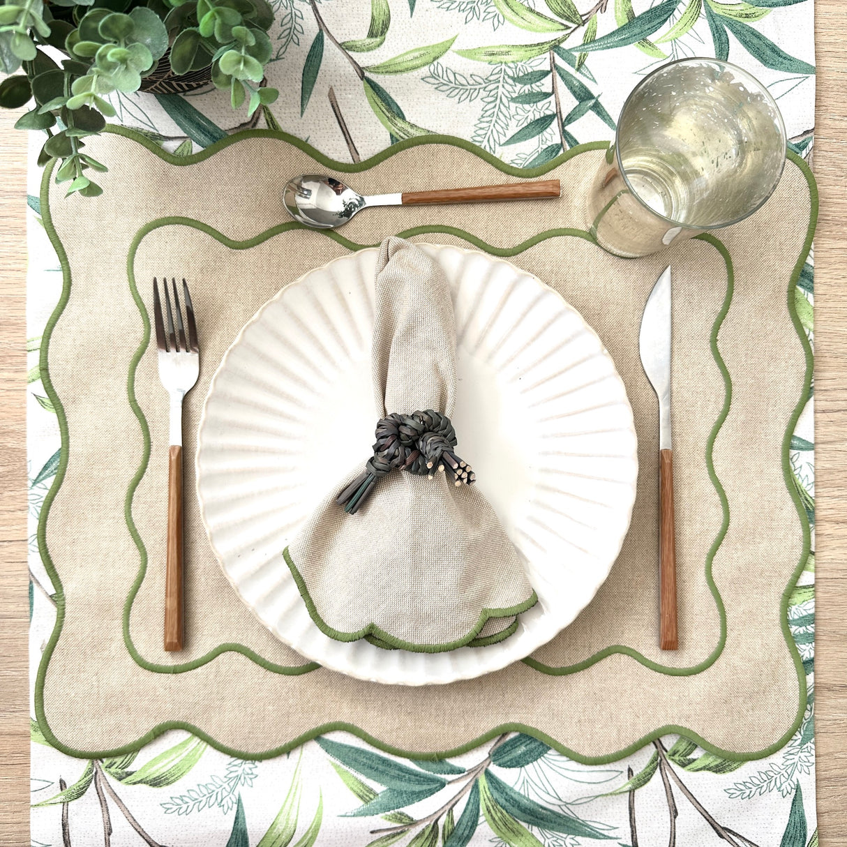 Individual antimanchas beige bordado ondas verde