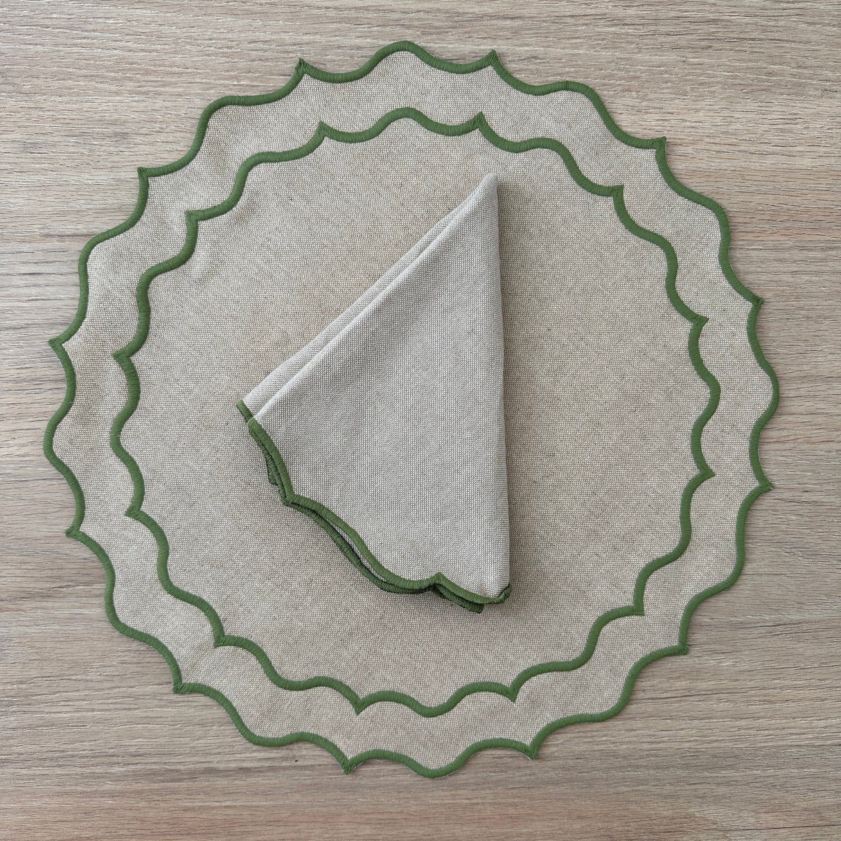 Individual antimanchas redondo beige bordado ondas verde