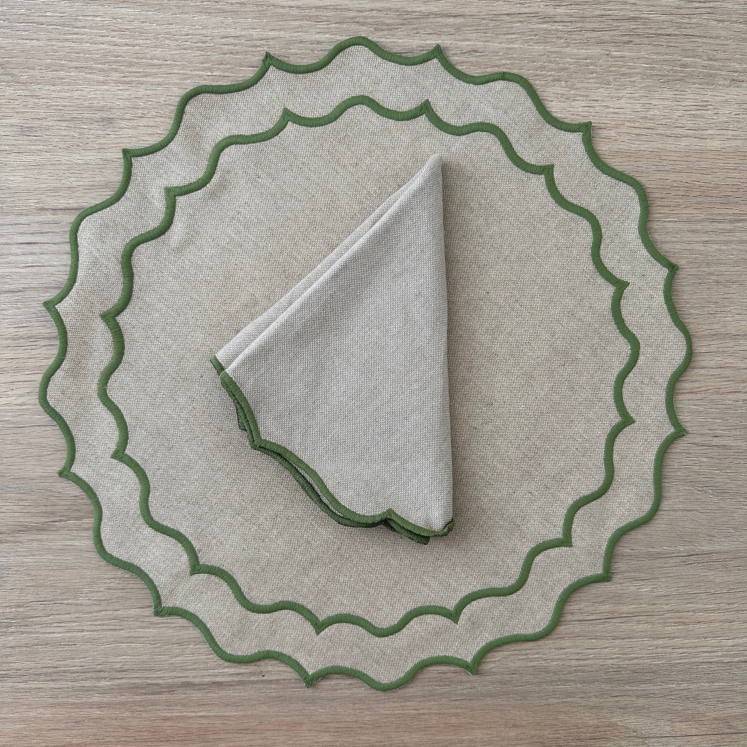 Individual antimanchas redondo beige bordado ondas verde