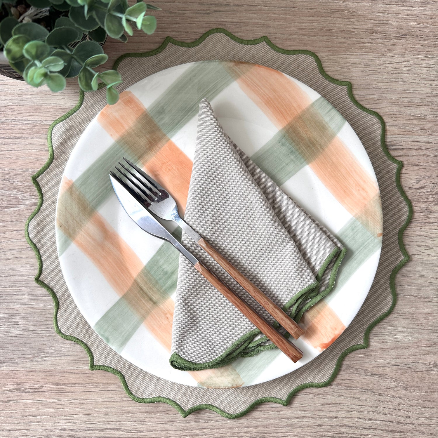 Individual antimanchas redondo beige bordado ondas verde