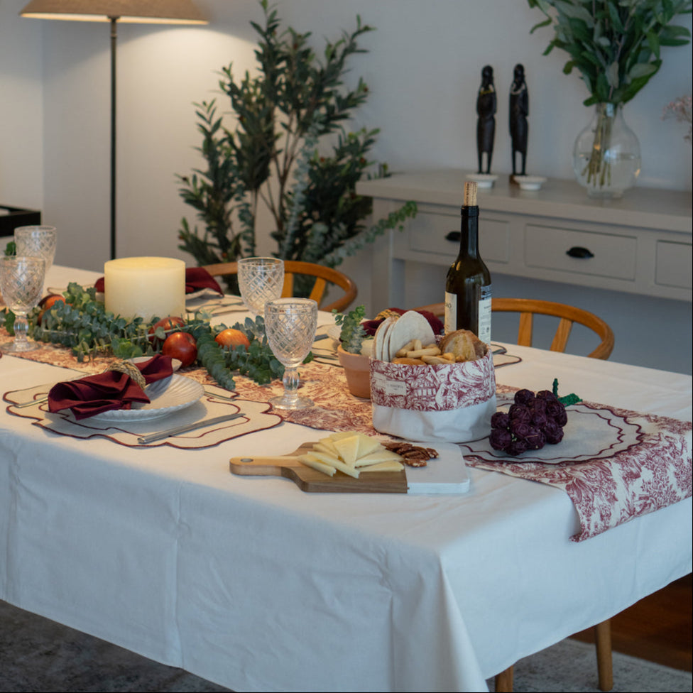 Camino de mesa antimanchas Toile de Jouy granate