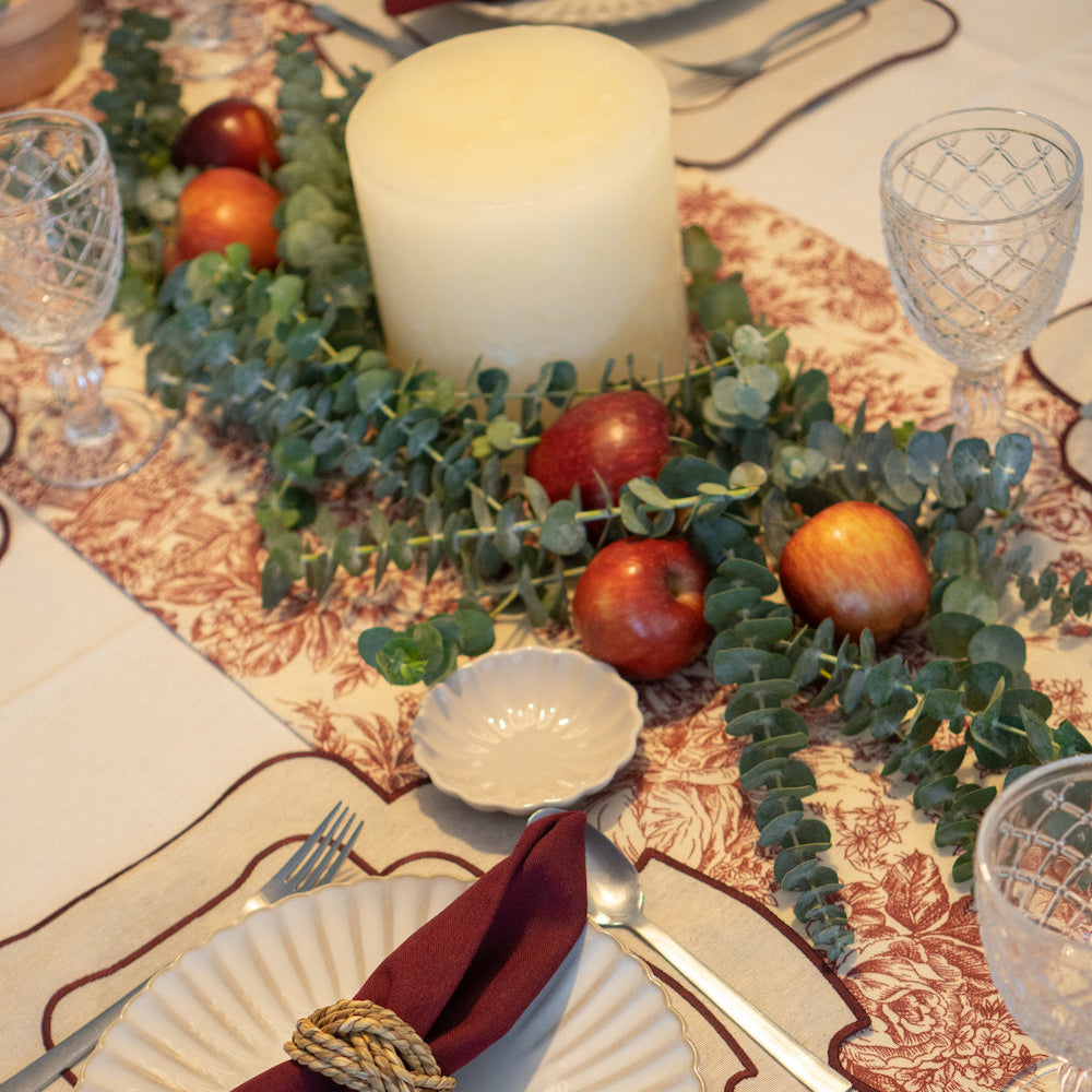 Camino de mesa antimanchas Toile de Jouy granate