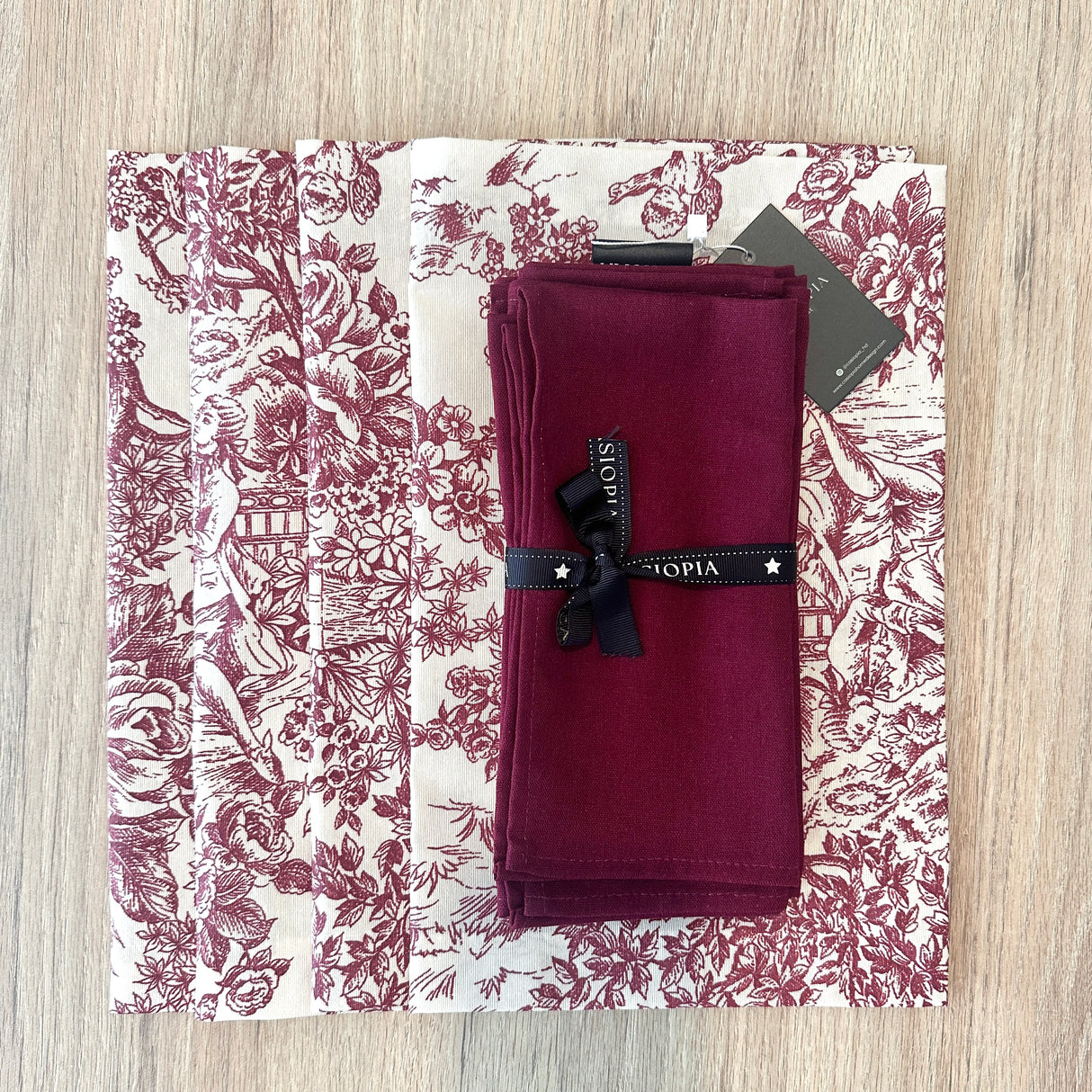 Set 4 Individuales antimanchas Toile de jouy granate + 4 Servilletas granate