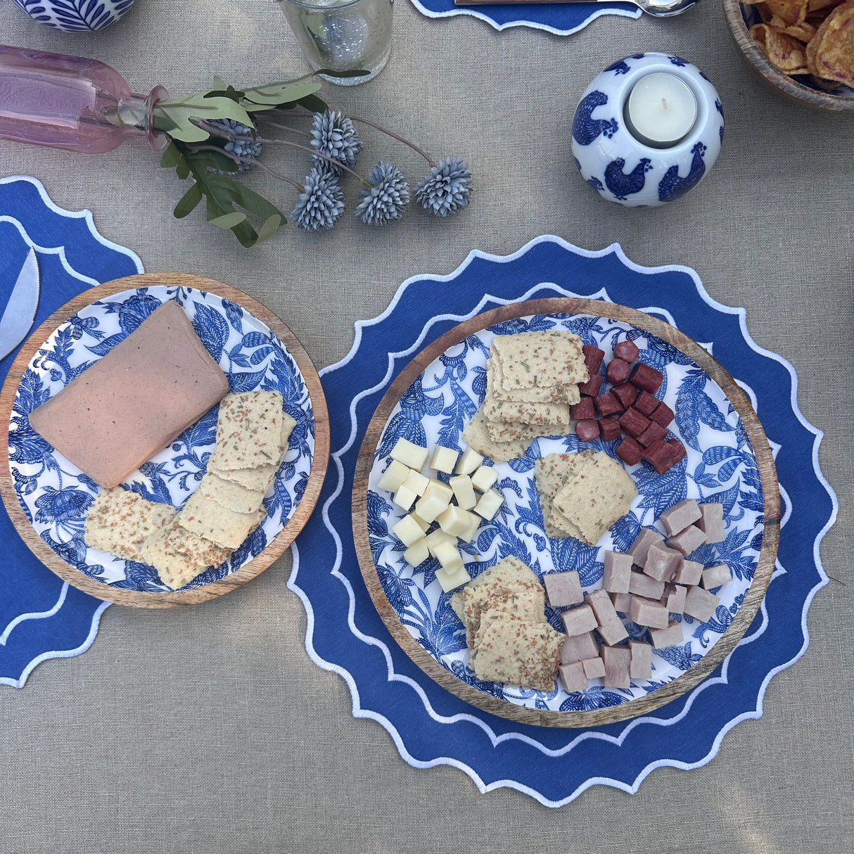 Individual antimanchas redondo bordado ondas azul y blanco