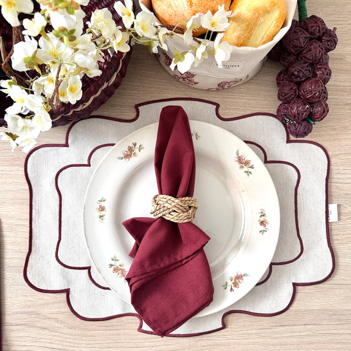 Individual antimanchas bordado ondas beige y burdeos