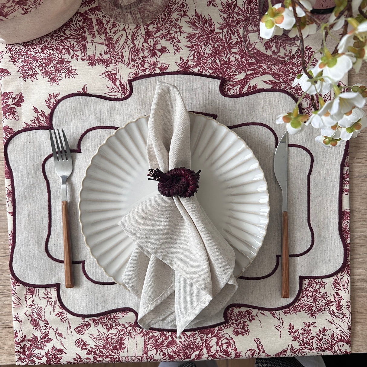 Individual antimanchas bordado ondas beige y burdeos