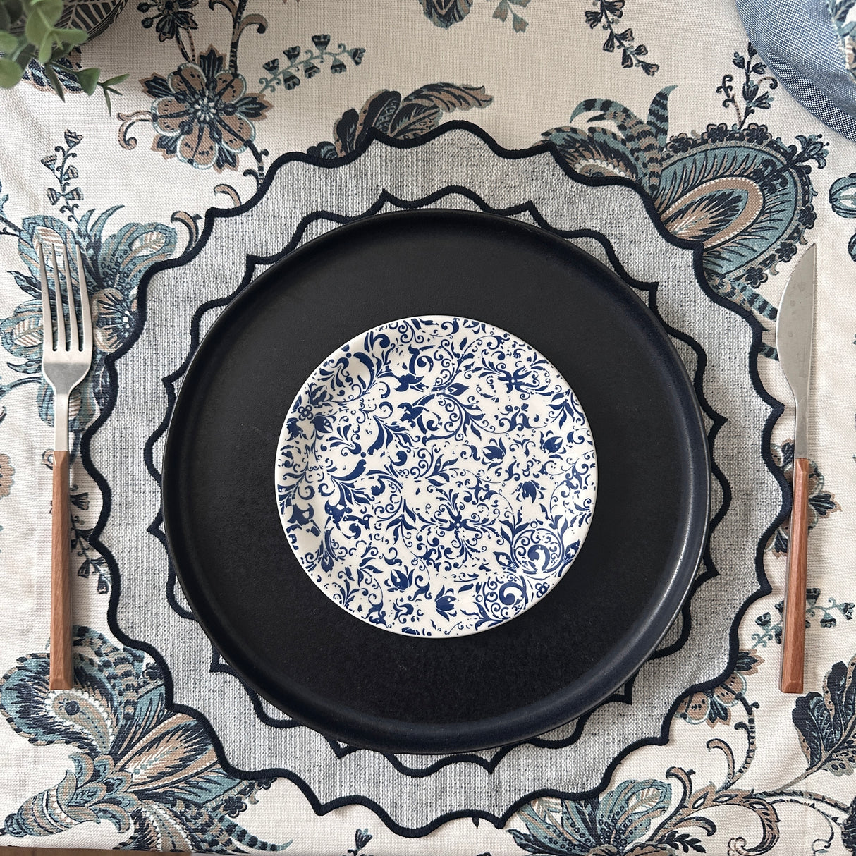 Individual antimanchas redondo bordado ondas gris y marino