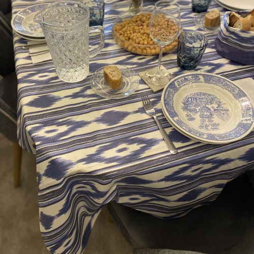 Mesa con mantel Casiopia antimanchas para disfrutar en familia 