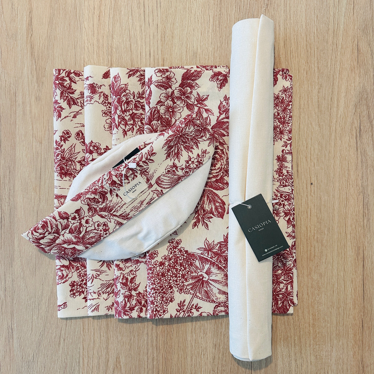 Set 4 Individuales Toile de Jouy granate + Camino de mesa Hueso + panera