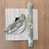 Set 4 Individuales Blancos + Camino de mesa Toile de Jouy verde + panera
