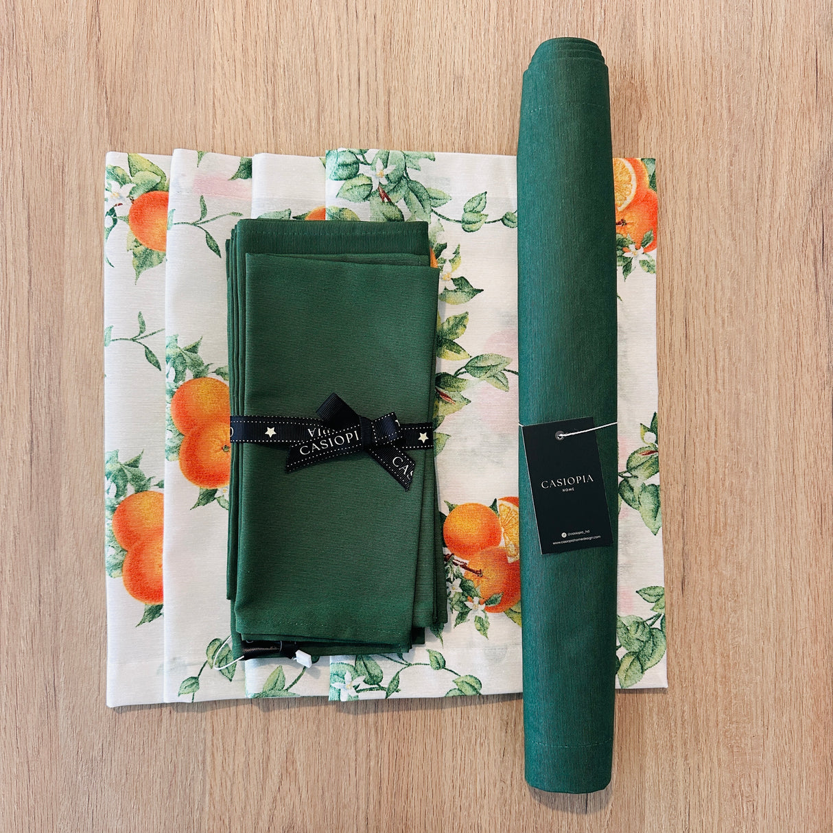 Set 4 Individuales Naranjas + Camino de mesa Verde + 4 servilletas verdes