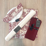 Set 4 Individuales Toile de Jouy granate + Camino de mesa Hueso + 4 servilletas granate + Panera