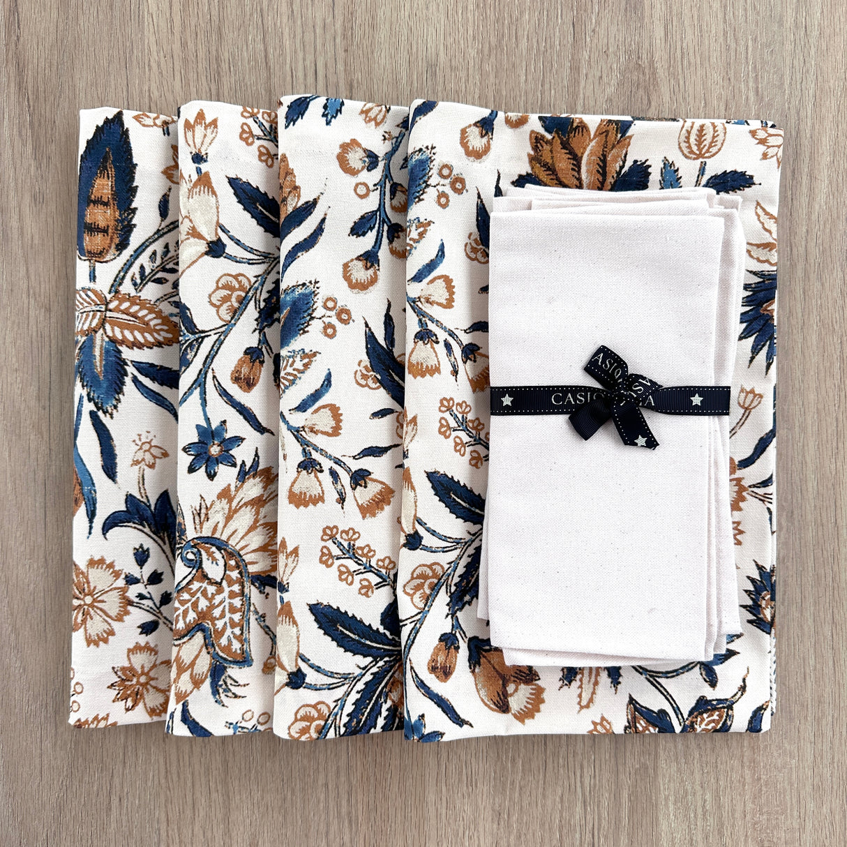 Set 4 Individuales antimanchas Barroco azul + 4 Servilletas hueso
