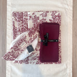 Set 4 Individuales Toile de Jouy granate + Camino de mesa Hueso + 4 servilletas granate + Panera