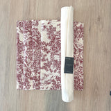 Set 4 Individuales antimanchas Toile de Jouy granate + Camino Hueso