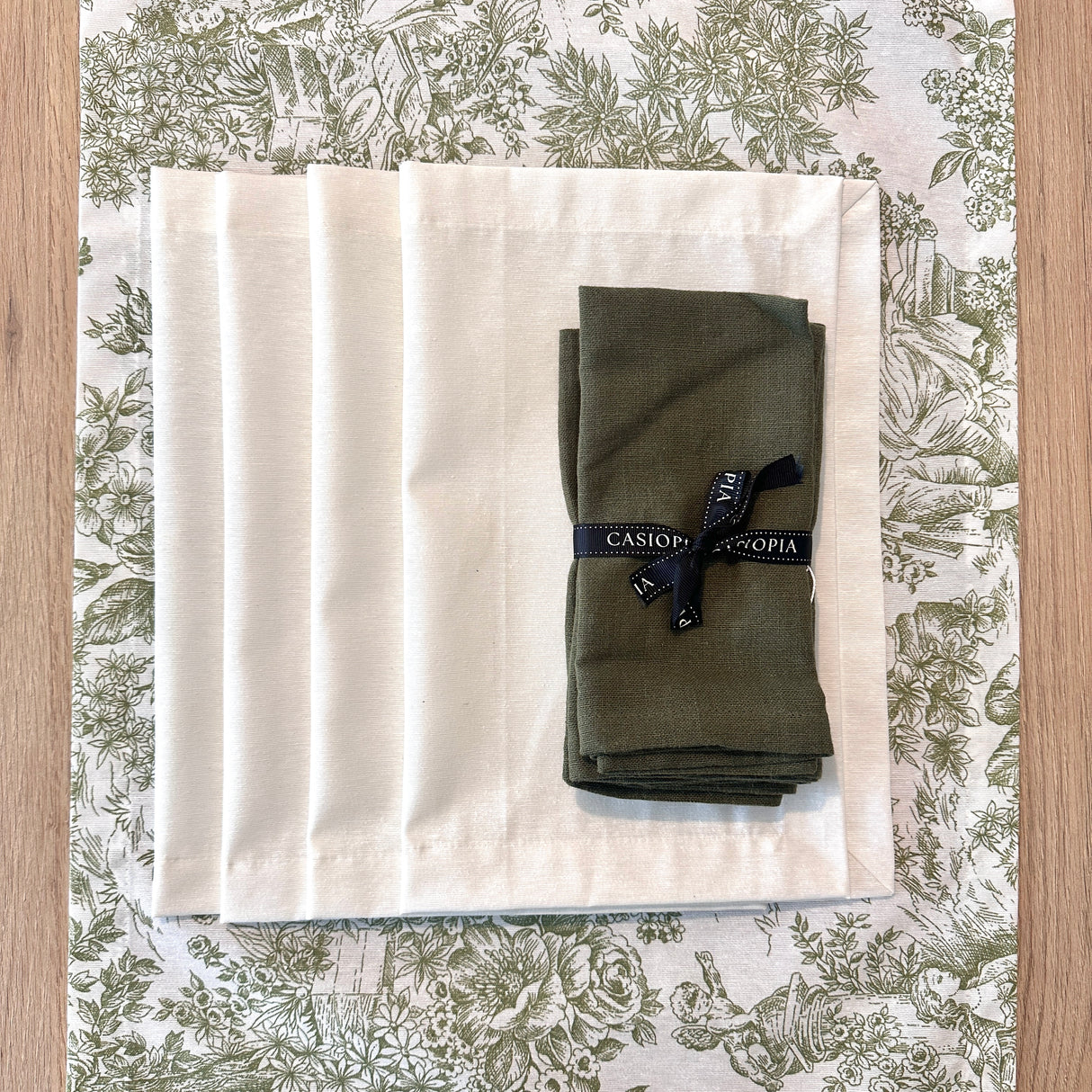 Set 4 Individuales Blancos + Camino de mesa Toile de Jouy verde + 4 servilletas 100% lino verdes