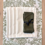 Set 4 Individuales Blancos + Camino de mesa Toile de Jouy verde + 4 servilletas 100% lino verdes