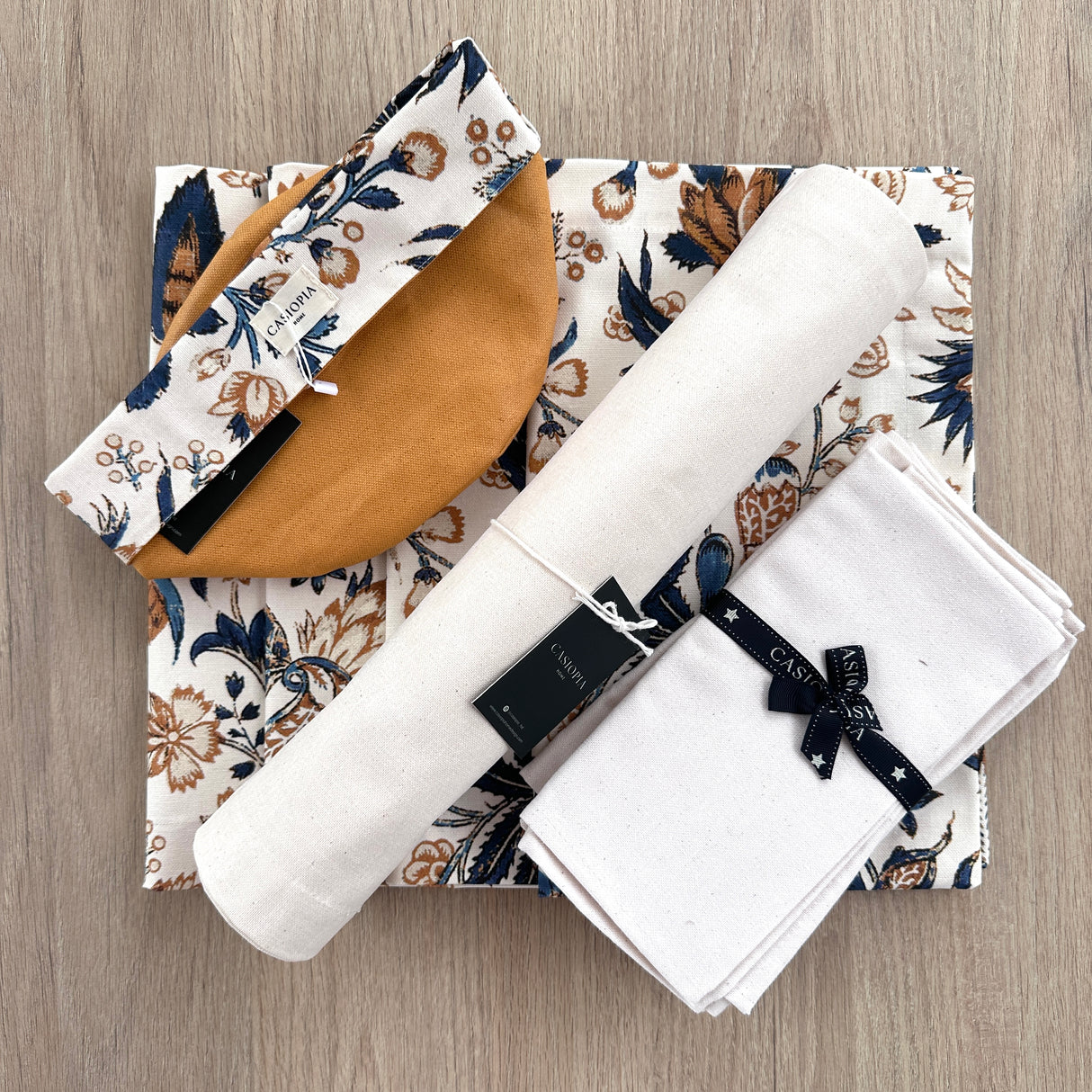 Set 4 Individuales antimanchas Barroco azul + Panera + Camino hueso + Servilletas hueso