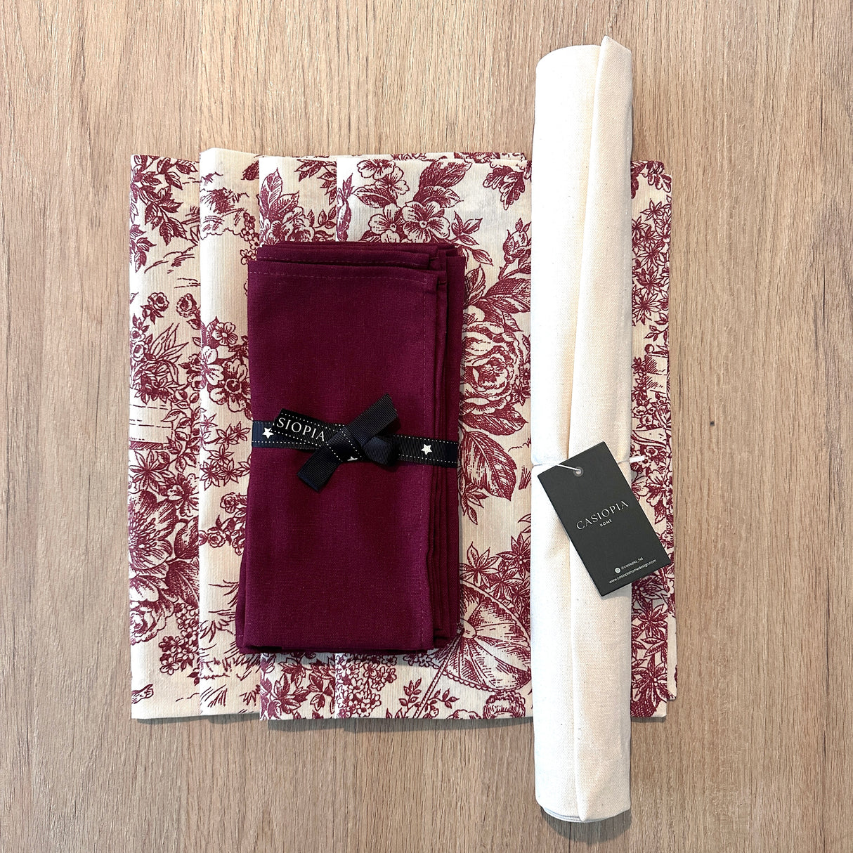 Set 4 Individuales Toile de Jouy granate + Camino de mesa Hueso + 4 servilletas granate