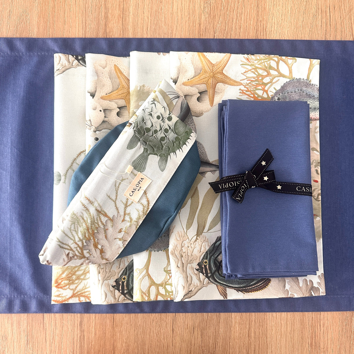 Set 4 Individuales Acuario + Camino de mesa Azulino + 4 servilletas azulino + Panera