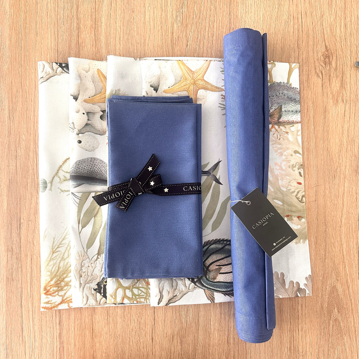 Set 4 Individuales Acuario + Camino de mesa azulino + 4 servilletas azulinas