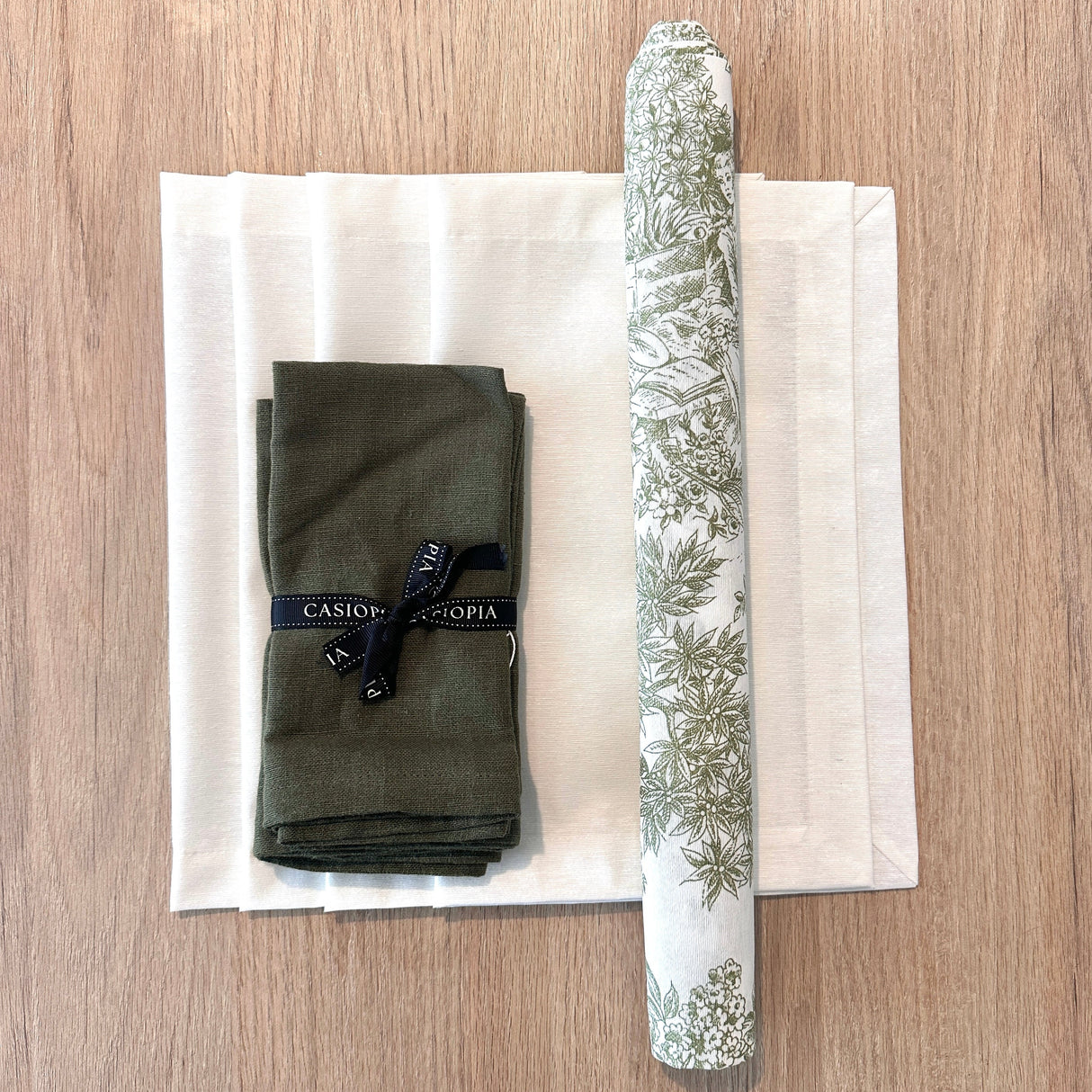 Set 4 Individuales Blancos + Camino de mesa Toile de Jouy verde + 4 servilletas 100% lino verdes