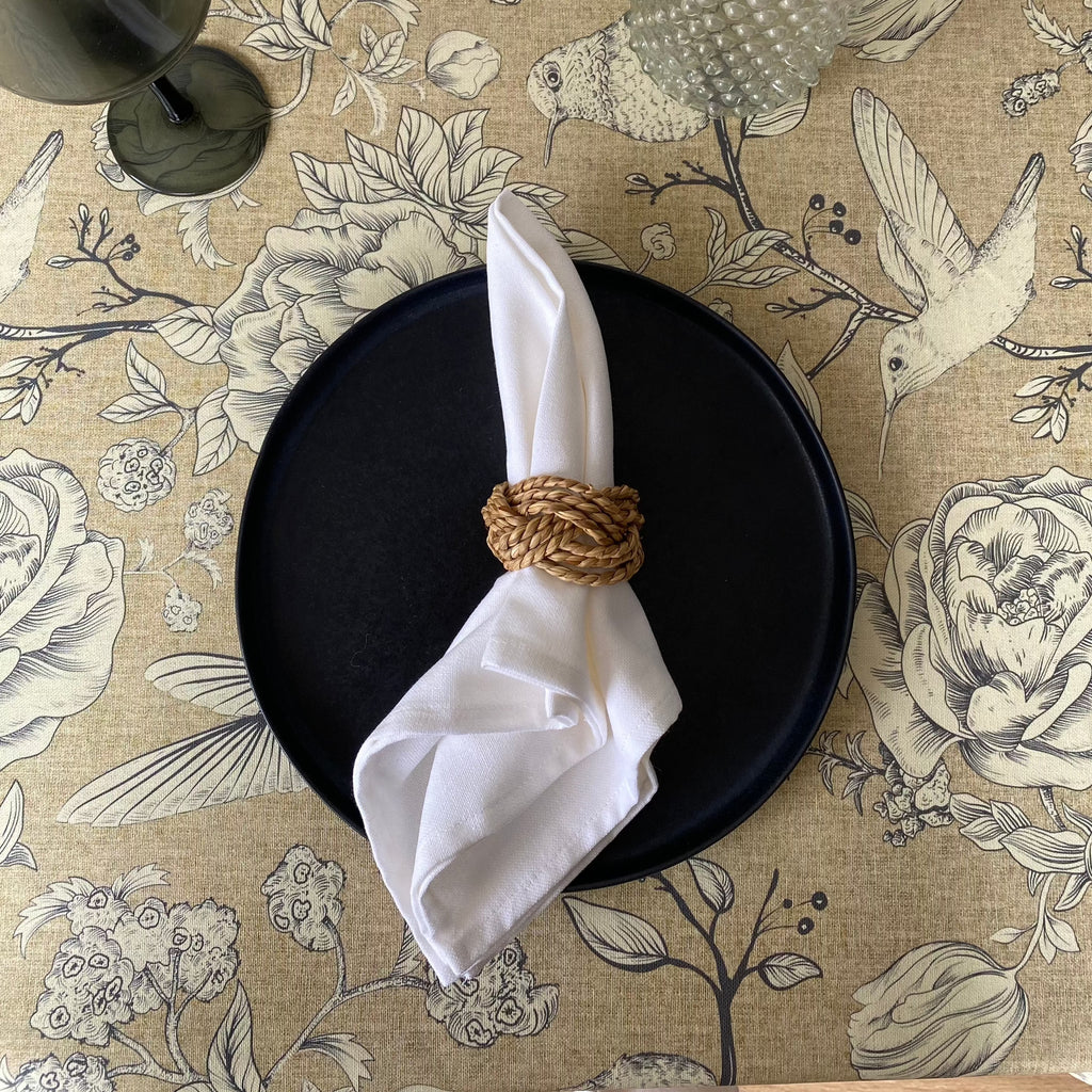 Mantel rectangular antimanchas resinado con diseño de preciosas flores y colibrís en tonos beige. Certificado OEKO-TEX libre de PVC