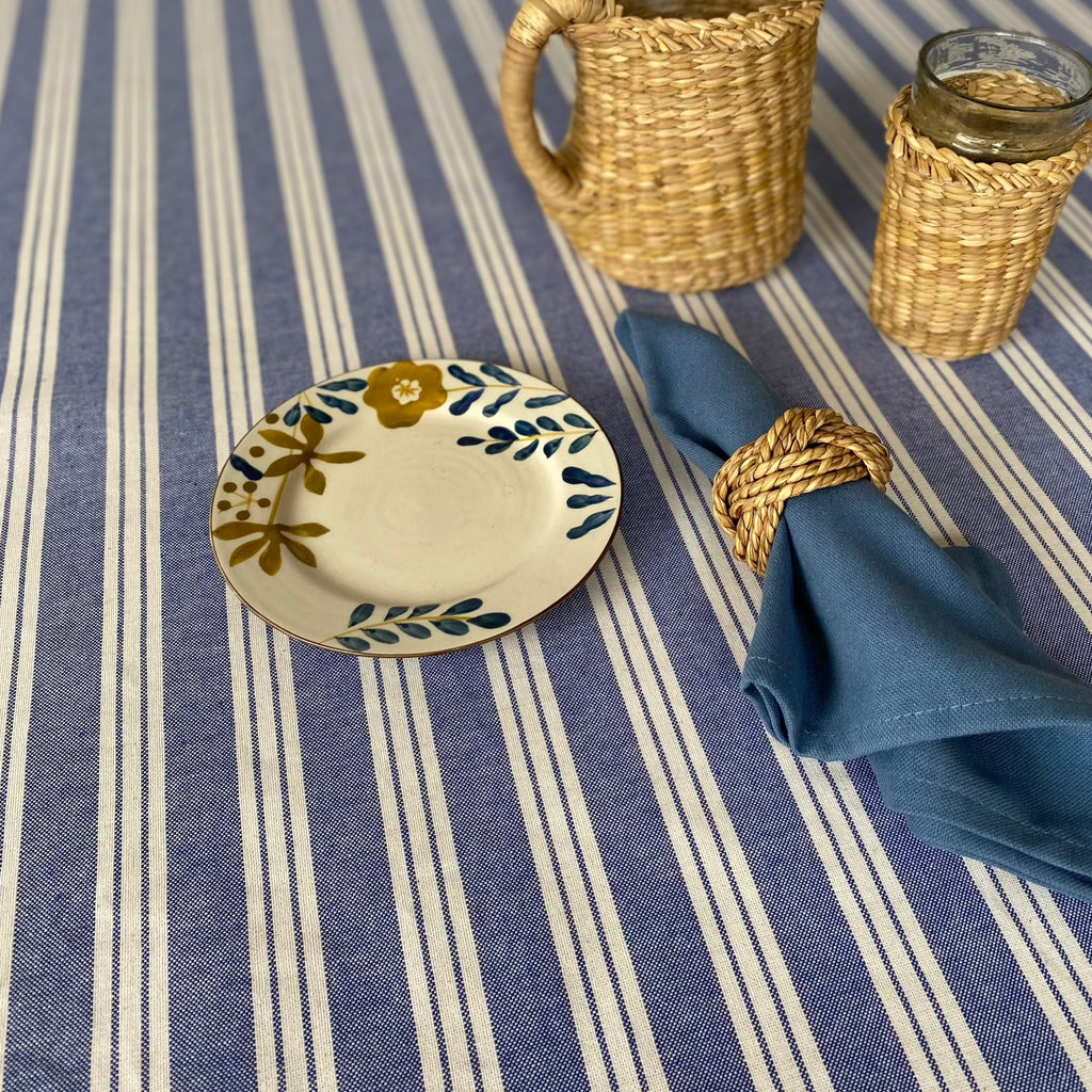 Mantel redondo antimanchas resinado con rayas de color azul y blanco. Certificado OEKO -TEX libre de PVC