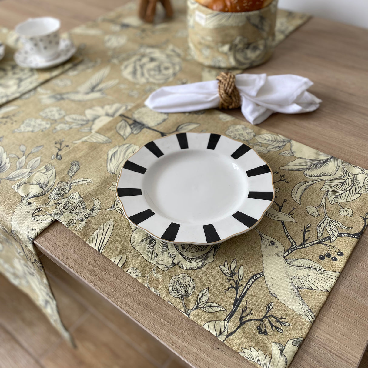 Camino antimanchas en preciosos tonos beige con dibujos de flores crema y colibrís. Se puede combinar con panera e indiiduales