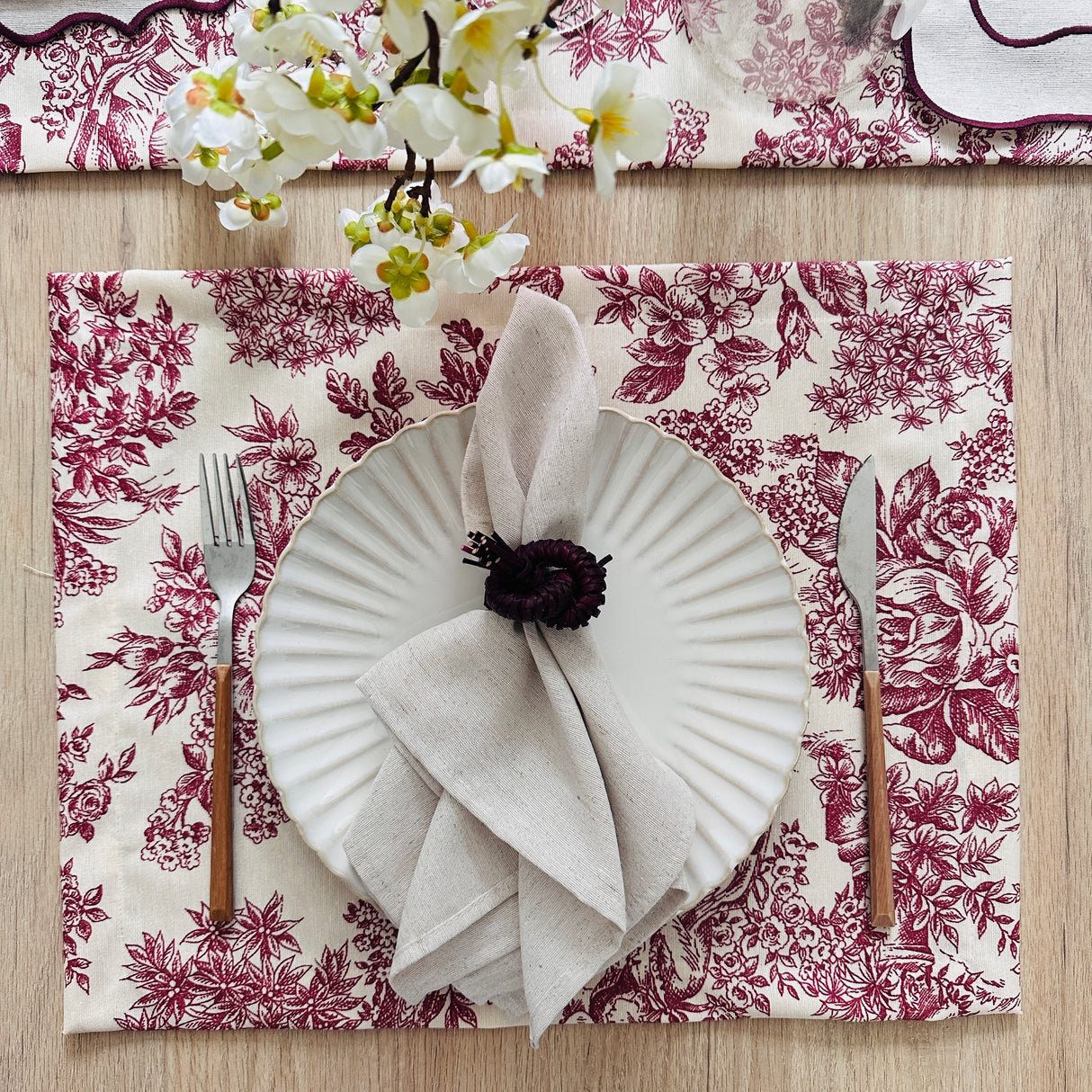 Set 4 Individuales antimanchas Toile de Jouy granate + Camino Hueso